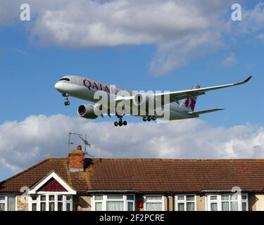 Londra, Aeroporto di Heathrow - Agosto 2016 - Qatar Airways Airbus A350 che sorvola le case a Myrtle Ave sul suo approccio finale con l'atterraggio marcia giù. Pho Foto Stock