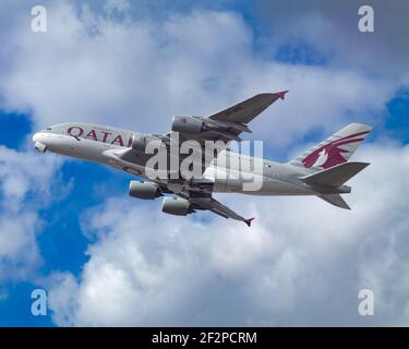 Londra, Heathrow Airport - Gennaio 2020: Qatar Airways, Airbus A380, decollo in un cielo drammatico. Immagine Abdul Quraishi Foto Stock