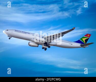Londra, Heathrow Airport - Giugno 2019: South African Airbus A330 decollo in un cielo blu luminoso. Immagine Abdul Quraishi Foto Stock
