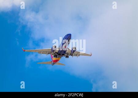 USA, Phoenix, settembre 2019 - Southwest Airlines Boeing 737 fotografò l'aereo con l'equipaggiamento di atterraggio che volava attraverso un cielo blu con nuvole parziali Foto Stock