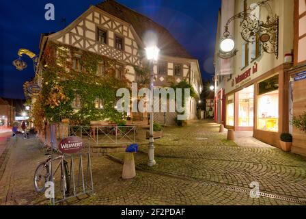 Hotel Krone, facciata casa, in legno, gastronomia, ora blu, Architettura, Lohr am Main, Main Spessart, bassa Franconia, Baviera, Germania, Europa Foto Stock