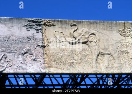 Dettagli architettonici esterni al la Brea Tar Pits a Los Angeles, California Foto Stock