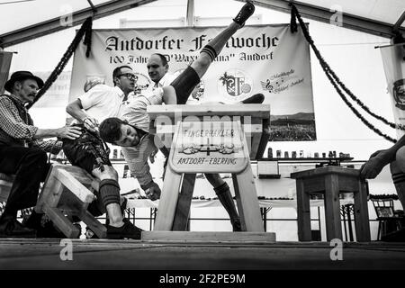 Germania, Baviera, Antdorf, settimana del festival dell'associazione dei costumi tradizionali. Barrare il dito sulla concorrenza. Foto Stock