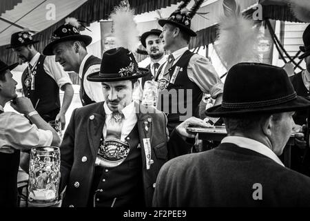 Germania, Baviera, Antdorf, settimana del festival dell'associazione dei costumi tradizionali. Ubriachi uomini nel marchese. Foto Stock