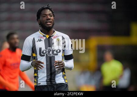 CHARLEROI, BELGIO - MARZO 12: Shamar Nicholson di Sporting Charleroi durante la partita della Jupiler Pro League tra Charleroi e Club Brugge allo Stade d Foto Stock