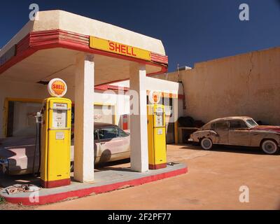 Vecchia stazione di benzina Shell a Lowell, in Arizona un vecchio Cadillac degli anni '50 sotto una sporgenza riparata. All'esterno c'è una delle tante auto classiche lungo Erie Street. Foto Stock