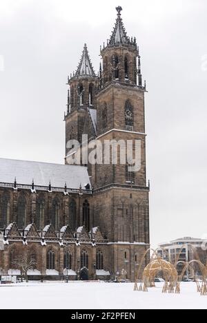 Germania, Sassonia-Anhalt, Magdeburgo, Domplatz innevata con la Cattedrale di Magdeburgo. Foto Stock