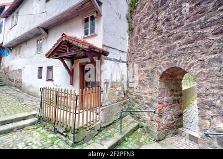 Casa facciata, porta d'ingresso, mura della città, storico centro storico, Steinau an der Strasse, Main-Kinzig quartiere, Hessen, Germania, Europa Foto Stock