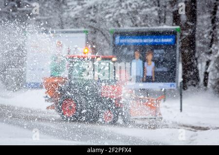 Germania, Baviera, Penzberg, veicolo di sgombero della neve nella tempesta di neve. Foto Stock