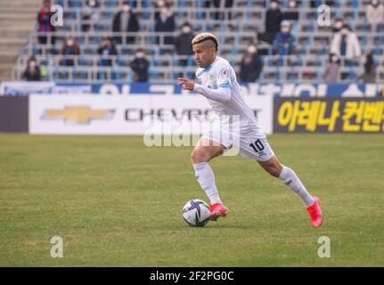 Incheon, Corea del Sud. 06 marzo 2021. Il brasiliano Sergio Ricardo Dos Santos Junior del Daegu FC in azione durante il 2° turno della partita di calcio 2021 K League 1 tra Incheon United FC e Daegu FC all'Incheon Football Stadium.(Punteggio finale; Incheon United FC 2:1 Daegu FC) (Foto di Jaewon Lee/SOPA Images/Sipa USA) Credit: Sipa USA/Alamy Live News Foto Stock