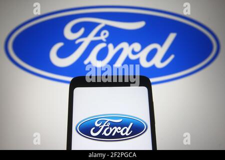 Ucraina. 10 marzo 2021. In questa illustrazione fotografica viene visualizzato un logo Ford su uno smartphone e sullo schermo del pc. (Foto di Pavlo Gonchar/SOPA Images/Sipa USA) Credit: Sipa USA/Alamy Live News Foto Stock