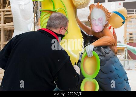 Benaguacil, Spagna. 20 gennaio 2021. Jose Manuel Felip ha visto dipingere la Fallas di Valencia sono stati sospesi a causa della situazione sanitaria causata dalla pandemia di Covid19. Lo stabilimento di Fallas deve attendere fino alla seconda metà del 2021. La Falla principale di Plaza del Ayuntamiento è già entrata nella fase finale della costruzione. Gli ultimi dettagli sono realizzati presso la bottega dell'artista Fallas Alejandro Santaeulalia, insieme all'artista e designer Antonio Segura Donat (Dulk). (Foto di Xisco Navarro/SOPA Images/Sipa USA) Credit: Sipa USA/Alamy Live News Foto Stock