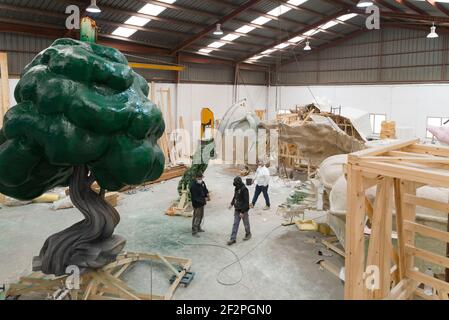 Benaguacil, Spagna. 20 gennaio 2021. Vista del laboratorio artistico durante la costruzione della Falla. Le Fallas di Valencia sono state sospese a causa della situazione sanitaria causata dalla pandemia di Covid19. Lo stabilimento di Fallas deve attendere fino alla seconda metà del 2021. La Falla principale di Plaza del Ayuntamiento è già entrata nella fase finale della costruzione. Gli ultimi dettagli sono realizzati presso la bottega dell'artista Fallas Alejandro Santaeulalia, insieme all'artista e designer Antonio Segura Donat (Dulk). (Foto di Xisco Navarro/SOPA Images/Sipa USA) Credit: Sipa USA/Alamy Live News Foto Stock