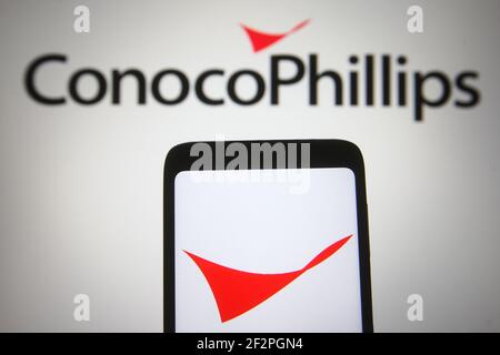 Ucraina. 10 marzo 2021. In questa illustrazione è riportato un logo ConocoPhillips sullo schermo di uno smartphone e di un pc. (Foto di Pavlo Gonchar/SOPA Images/Sipa USA) Credit: Sipa USA/Alamy Live News Foto Stock