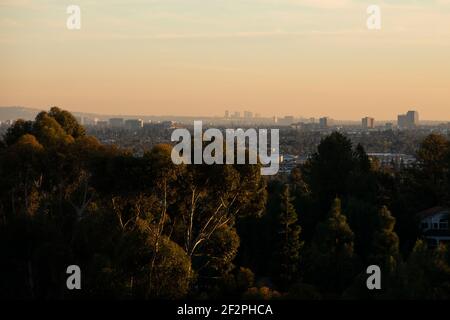 Vista al tramonto dei skyline della contea di Orange di Santa Ana, Orange, Costa Mesa e Newport Beach, California, STATI UNITI.