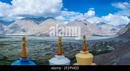 Gruppo Chorten al Monastero di Diskit, Gompa, hunder, Valle di Nubra, Ladakh, Jammu e Kashmir, Himalaya indiana, India del Nord, India, Asia Foto Stock