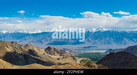 Panorama su Leh e la Valle dell'Indo, Ladakh, Jammu e Kashmir, India, Asia Foto Stock