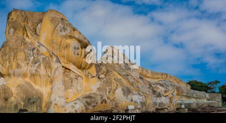 Statua di Buddha reclinata, transizione a nirvana, Wat Lokayasutha, Ayutthaya, Thailandia, Asia Foto Stock