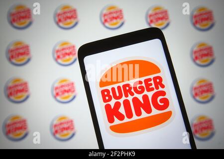 Ucraina. 12 marzo 2021. In questa illustrazione fotografica un logo Burger King di una catena americana di ristoranti fast food hamburger è visto su uno smartphone e uno schermo pc. Credit: SOPA Images Limited/Alamy Live News Foto Stock