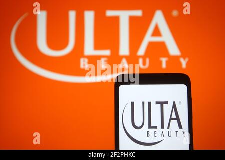 Ucraina. 12 marzo 2021. In questa illustrazione fotografica il logo Ulta Beauty, Inc. Di una catena di negozi di bellezza negli Stati Uniti è visibile su uno smartphone e uno schermo del pc. Credit: SOPA Images Limited/Alamy Live News Foto Stock