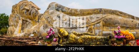Statua di Buddha reclinata, transizione a nirvana, Wat Lokayasutha, Ayutthaya, Thailandia, Asia Foto Stock