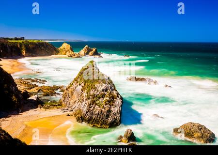 Formazione rocciosa lungo la costa della zona del lago di Wallaga Foto Stock