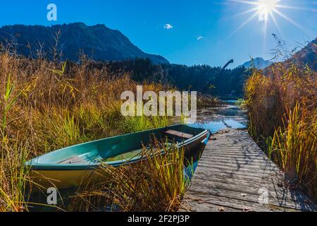 Barca a remi su Freibergsee, alle sue spalle il salto con gli sci Heni-Klopfer, le Alpi di Allgäu, Allgäu, Baviera, Germania, Europa Foto Stock