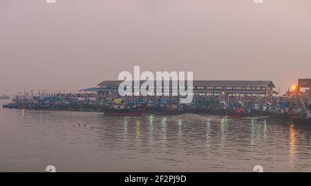 Mumbai, India - 1 gennaio 2021 : uno dei più antichi mercati del pesce di Mumbai chiamato Bhaucha Dhakka sempre allagato con la gente che commercia in ampia varietà di Foto Stock