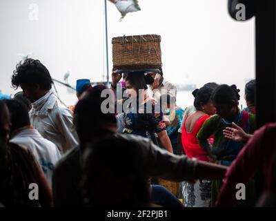 Mumbai, India - 1 gennaio 2021 : Donne e uomini non identificati commerciano in un'ampia varietà di pesci in uno dei più antichi mercati di pesce a Mumbai chiamato Bhauch Foto Stock