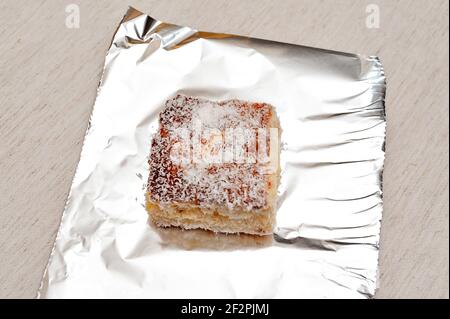 Tradizionale dessert brasiliano chiamato Bolo Gelado in portoghese brasiliano. Vista dall'alto. Foto Stock