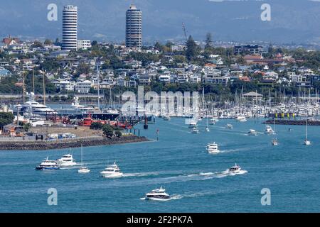 Barche e yacht partono dal porto di Westhaven per assistere a una gara 5 e 6 della 36a America's Cup di Auckland Nuova Zelanda Foto Stock