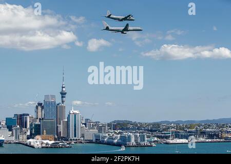 Un cavalcavia di un Boeing 757-2K2 e P-3K2 Orion of La Royal New Zealand Air Force over the America’s Cup Villaggio di Auckland Nuova Zelanda Foto Stock