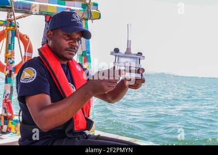 Kisumu, Nyanza, Kenya. 9 marzo 2021. Bahati Mayoma assemblare un campionatore di acque profonde in microplastica durante le indagini.Bahati Mayoma, un ricercatore tanzaniano specializzato in ecologia acquatica e gestione dell'inquinamento sta studiando l'entità dell'inquinamento da microplastica nel lago Victoria. Credit: James Wakibia/SOPA Images/ZUMA Wire/Alamy Live News Foto Stock