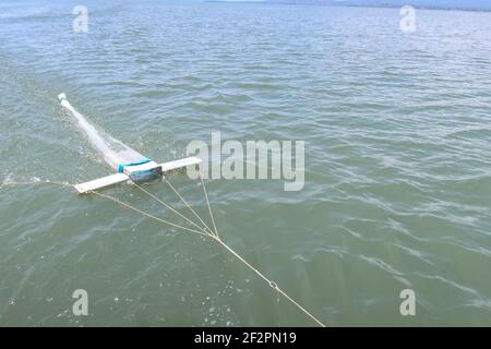 Kisumu, Nyanza, Kenya. 9 marzo 2021. La rete a strascico Manta, un campionatore di microplastica per acqua di superficie trascinato da una barca durante le indagini.Bahati Mayoma, un ricercatore tanzaniano specializzato in ecologia acquatica e gestione dell'inquinamento sta studiando l'entità dell'inquinamento microplastico nel lago Victoria. Credit: James Wakibia/SOPA Images/ZUMA Wire/Alamy Live News Foto Stock