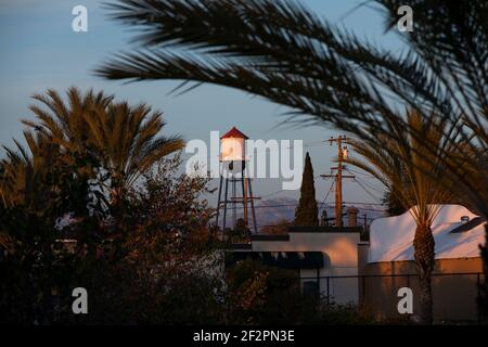 Tramonto vista al crepuscolo della storica torre d'acqua del 1935 del centro di Placentia, California, Stati Uniti. Foto Stock