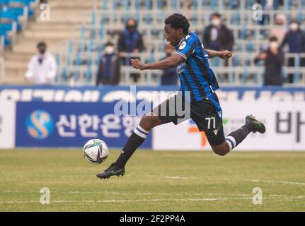 Incheon, Corea del Sud. 06 marzo 2021. Attaccante brasiliano Guilherme Ferreira Pinto di Incheon United FC in azione durante il 2° turno della partita di calcio 2021 K League 1 tra Incheon United FC e Daegu FC all'Incheon Football Stadium.(Punteggio finale; Incheon United FC 2:1 Daegu FC) Credit: SOPA Images Limited/Alamy Live News Foto Stock