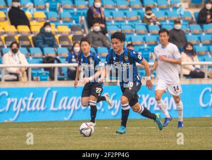 Incheon, Corea del Sud. 06 marzo 2021. Goo Boon-Cheul (C) di Incheon United FC in azione durante il 2° round della K League 1 2021 partita di calcio tra Incheon United FC e Daegu FC all'Incheon Football Stadium.(Punteggio finale; Incheon United FC 2:1 Daegu FC) Credit: SOPA Images Limited/Alamy Live News Foto Stock