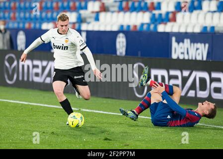 Valencia, Spagna. 12 marzo 2021. Toni lato di Valencia CF e Jorge De Frutos di Levante UD in azione durante la partita di calcio spagnola la Liga tra Levante UD e Valencia CF allo stadio Ciutat de Valencia.Punteggio finale; Levante UD 1:0 Valencia CF. Credit: SOPA Images Limited/Alamy Live News Foto Stock