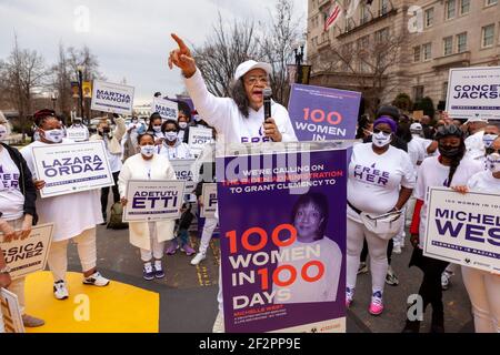 Washington, DC, USA, 12 marzo 2021. Nella foto: Phyllis Hardy del Consiglio Nazionale per le Donne e le ragazze incarcerate e precedentemente incarcerate parla delle sue esperienze in carcere e del sistema penale durante il rally 100 Donne in 100 giorni. Il Consiglio Nazionale ha sponsorizzato il rally, invitando il presidente Joe Biden a concedere la clemenza a 100 donne che sono condannate nel sistema carcerario federale durante i suoi primi 100 giorni di mandato. Credit: Alison C Bailey/Alamy Live News Foto Stock