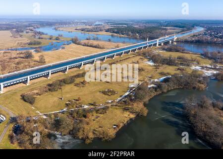 Germania, Sassonia-Anhalt, Glindenberg, Magdeburg, incrocio con la strada acquatica. Il canale Mittelland scorre in un ponte sul fiume Elba. Il ponte più lungo d'Europa. Foto Stock