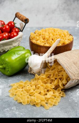 Cestini rustici di pasta con pomodori ciliegini, pepe e aglio Foto Stock