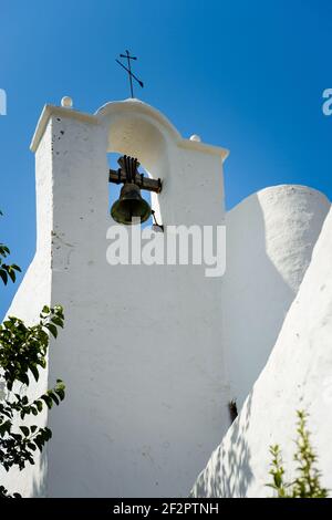 Monumento 'Puig de Missaa'. Dettaglio del campanile. Tipica chiesa di Ibiza situata nel comune di Santa Eulalia del Río. Wa imbiancato e imbiancato Foto Stock