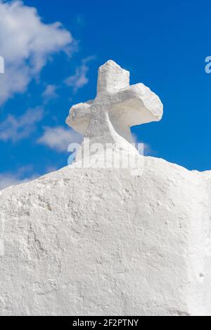 Monumento 'Puig de Missaa'. Particolare architettonico delle croci di cemento, dipinte con calce bianca Foto Stock