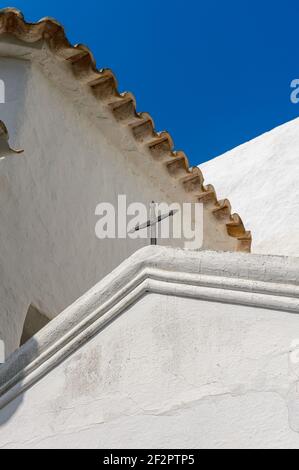 Monumento 'Puig de Missaa'. Dettaglio architettonico. La tipica costruzione dell'isola di Ibiza in calce bianca. Particolare della costruzione in una chiesa. Foto Stock