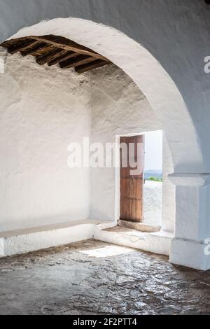 Monumento 'Puig de Missaa'. Interno della chiesa di Puig de Misa, a Santa Eulalia del Rio. La chiesa più spettacolare dell'isola di Ibiza. Il suo dentro Foto Stock