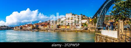 Ponte in acciaio Dom Luis i sul fiume Douro a Porto, Portogallo Foto Stock