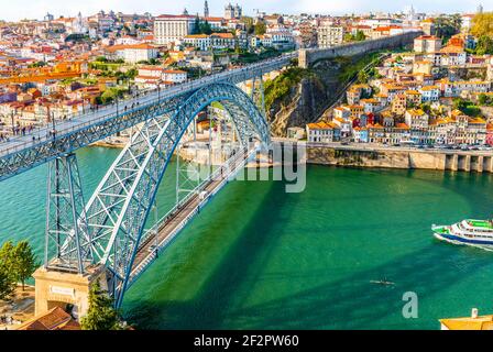 Ponte in acciaio Dom Luis i sul fiume Douro a Porto, Portogallo Foto Stock