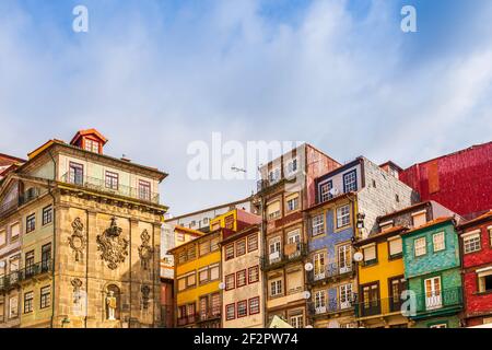Tipiche facciate eclettiche sulle rive del Douro in Porto in Portogallo Foto Stock