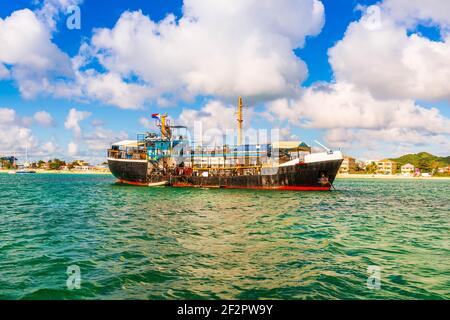Vecchia nave da carico rimontata nel Mar dei Caraibi a Saint Martin Foto Stock