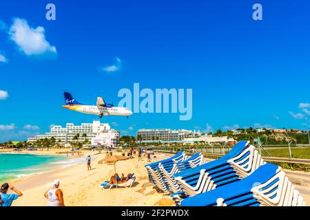 Atterraggio di un aereo dalla spiaggia di Maho sull'isola Di San Martino nei Caraibi Foto Stock